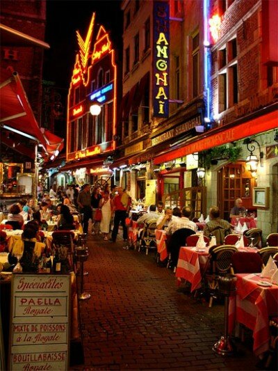 Rue des Bouchers (Butchers' Street), near Grand Place in Brussels, Belgium